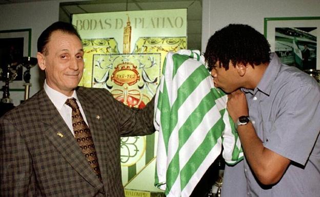 Benjamín besa la camiseta del Betis junto a Manuel Ruiz de Lopera en 1998.