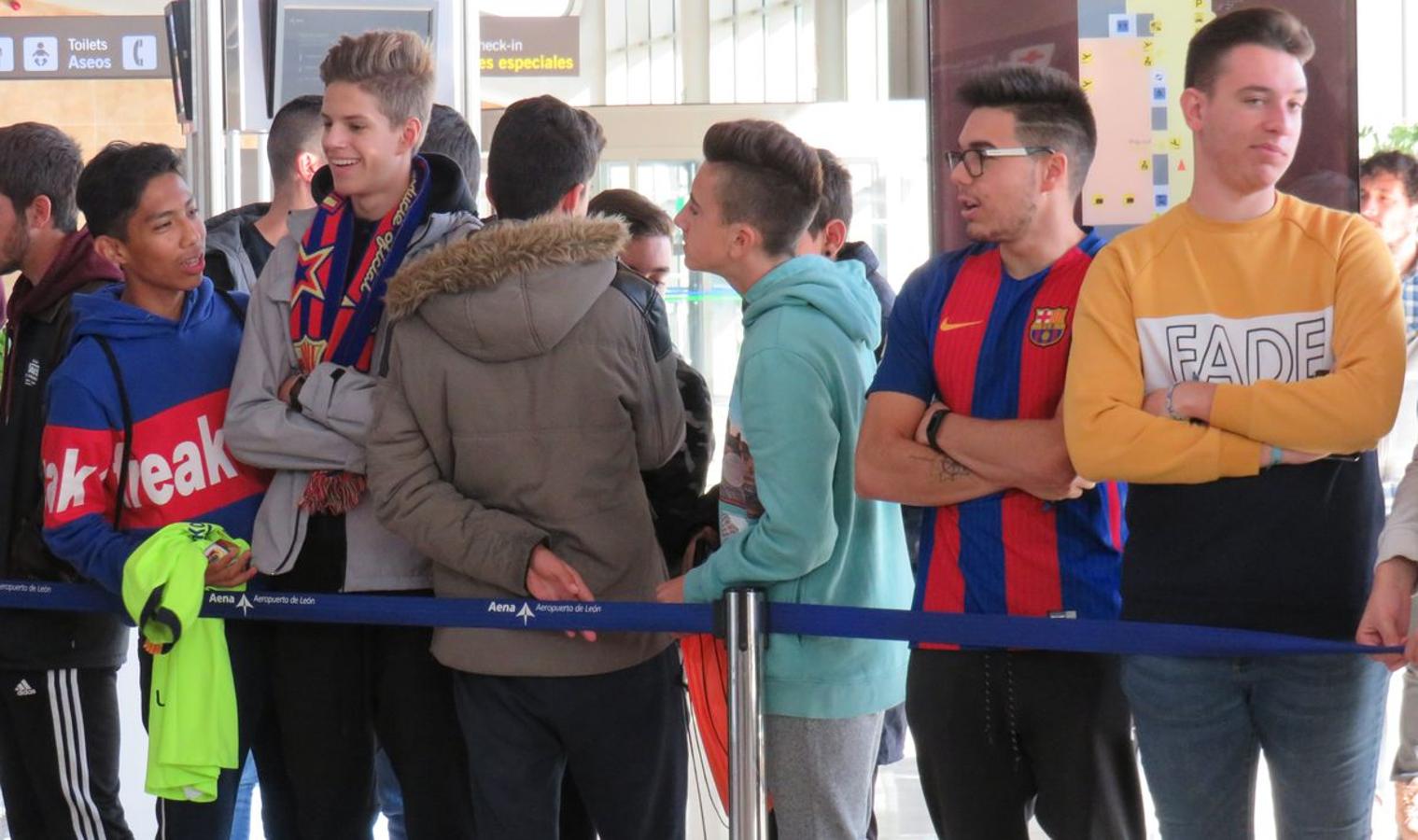 Expectación en el Aeropuerto de León para recibir al conjunto blaugrana en la capital | El equipo de Valverde empleará la jornada para descanso y paseo hasta la hora del partido