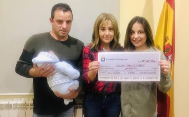 Soto y Amío entrega un nuevo cheque de 500 euros de ayuda a la natalidad