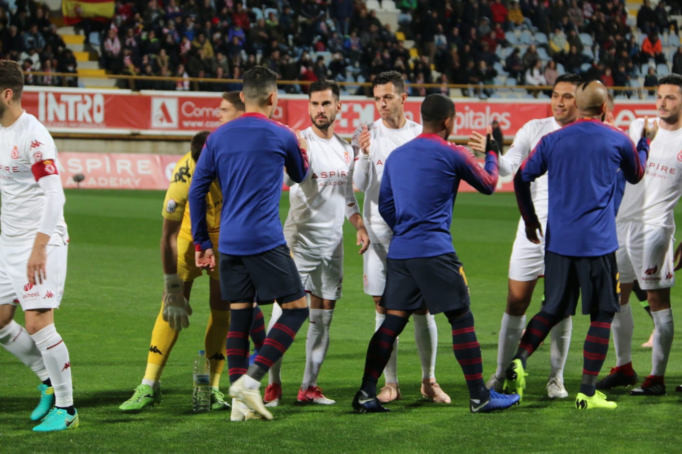 Cultural y FC Barcelona disputan un intenso encuentro en el Reino de León con la presencia de 11.000 espectadores en las gradas