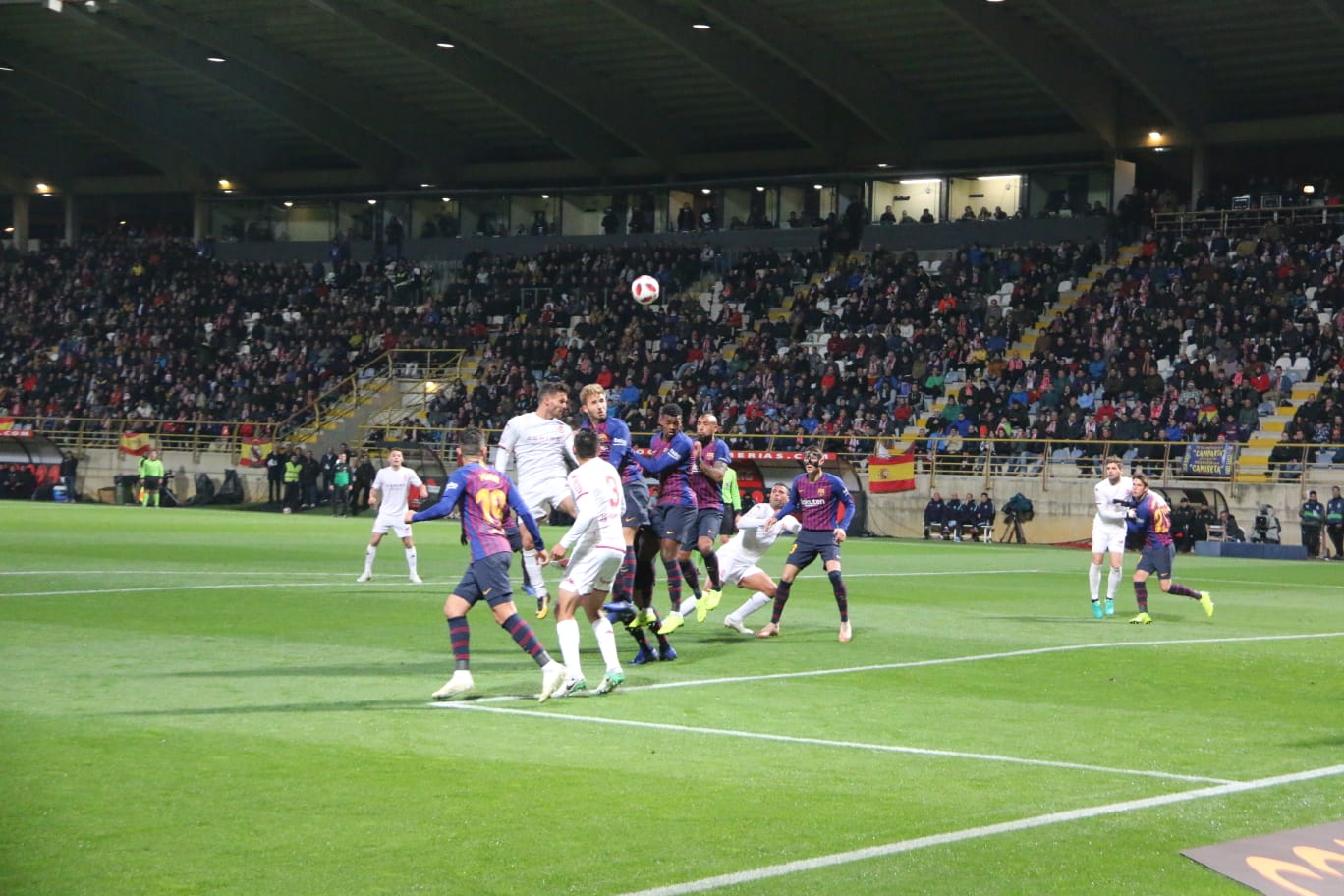 Cultural y FC Barcelona disputan un intenso encuentro en el Reino de León con la presencia de 11.000 espectadores en las gradas