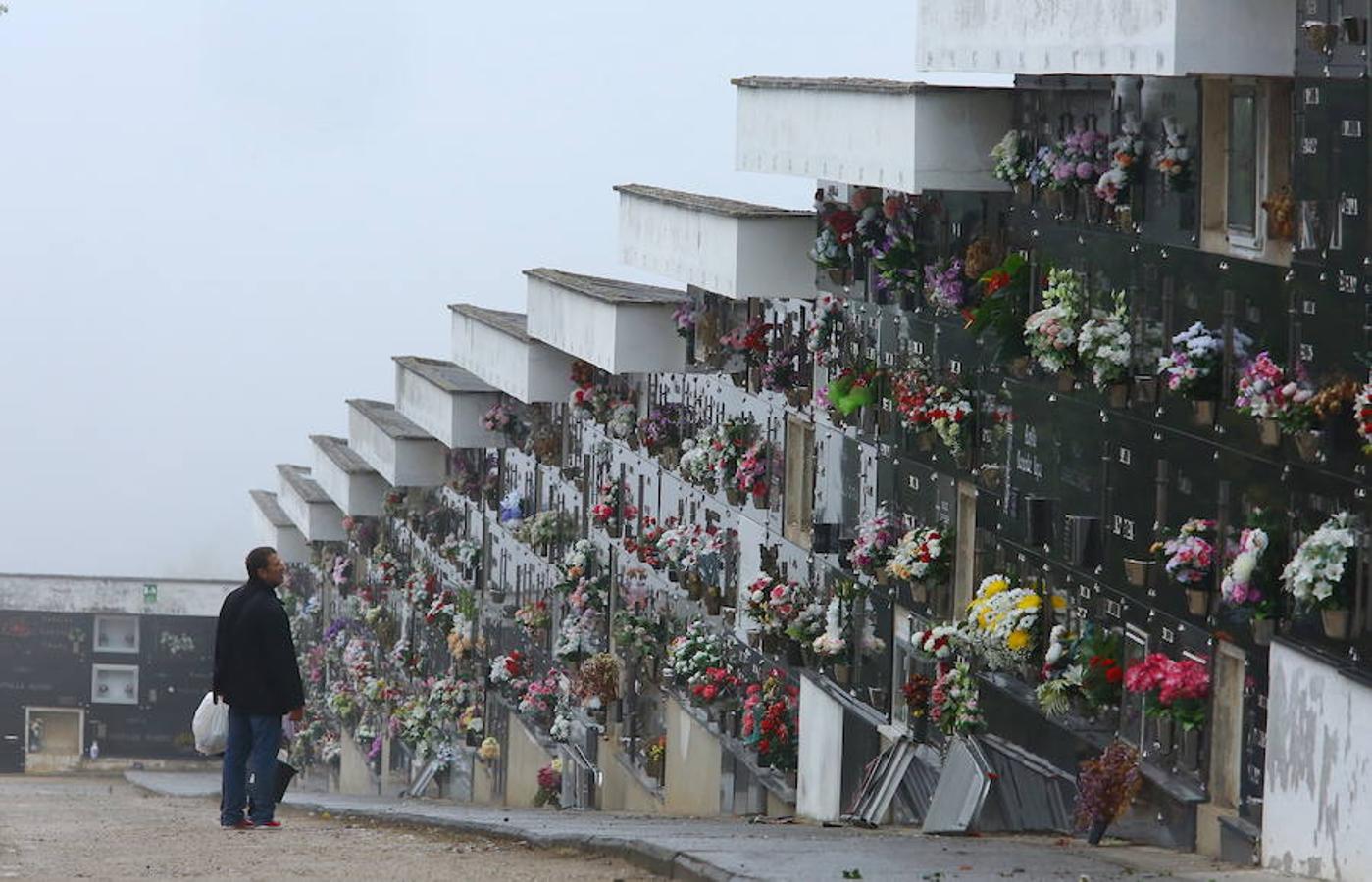 Fotos: Día de Todos los Santos en el cementerio municipal de Ponferrada