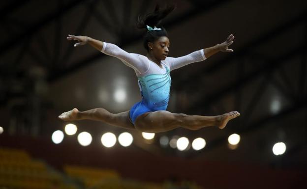 Simone Biles, durante la final del concurso general en el Mundial de Doha. 