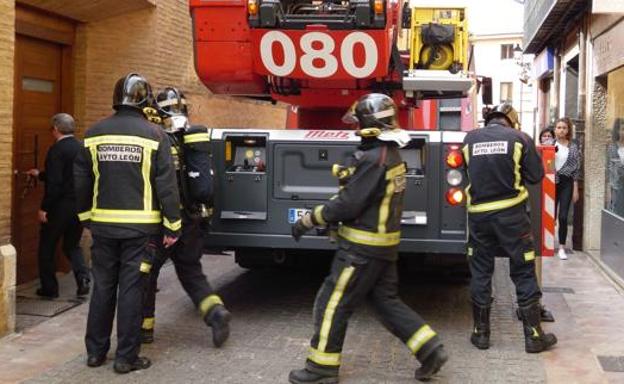 Bomberos de León, durante una intervención. 