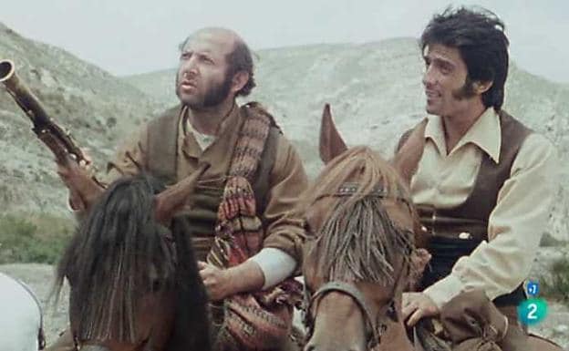 'El Algarrobo', a la izquierda, en la serie Curro Jiménez.
