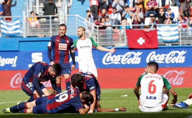 Los jugadores del Eibar celebran su segundo gol en su partido ante el Alavés