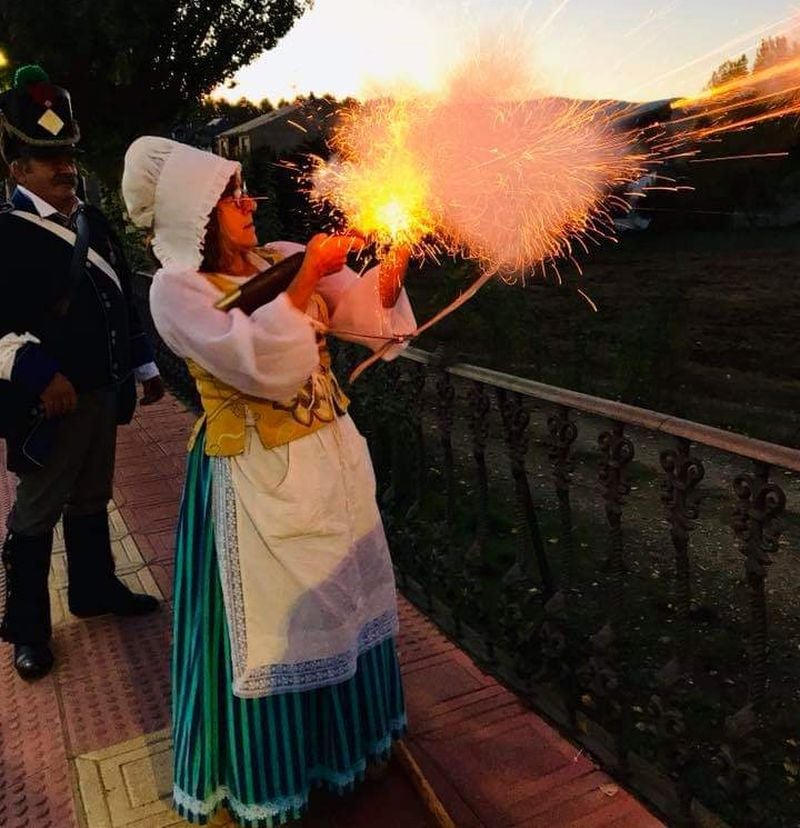 Cacabelos recrea con un centenar de figurantes la batalla entre fuerzas inglesas y francesas con la muerte de Auguste François-Marie de Colbert-Chabanais por el disparo de del francotirador Thomas Plunkett