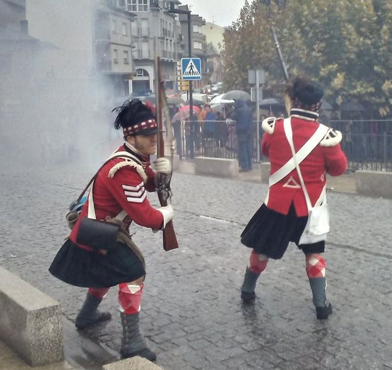 Cacabelos recrea con un centenar de figurantes la batalla entre fuerzas inglesas y francesas con la muerte de Auguste François-Marie de Colbert-Chabanais por el disparo de del francotirador Thomas Plunkett