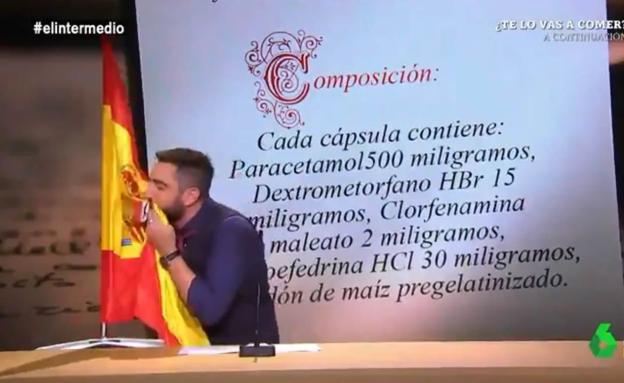 Un sindicato de la Policía denuncia a Dani Mateo por sonarse la nariz con la bandera de España