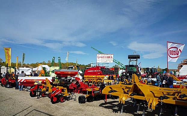 Exposición de maquinaria agrícola en la Feria de San Martín.