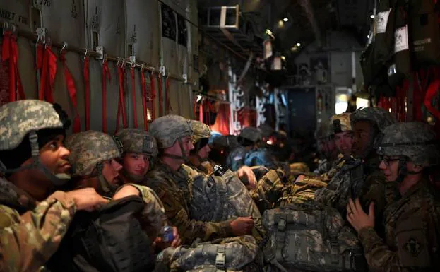 Militares a bordo de un Air Force C-130J Super Hercules esperando para aterrizar en Fort Knox. 