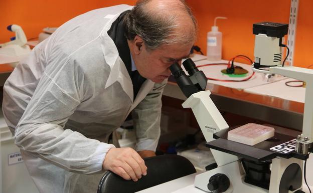 Galería. Juan Vicente Herrera, durante su visita a los Laboratorios Ovejero. 