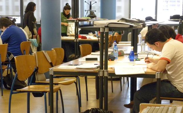 Estudiantes en la biblioteca de la Universidad de León.