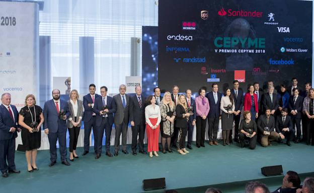 Representantes de todas las empresas premiadas por Cepyme posan este jueves junto al presidente del Gobierno, Pedro Sánchez. 