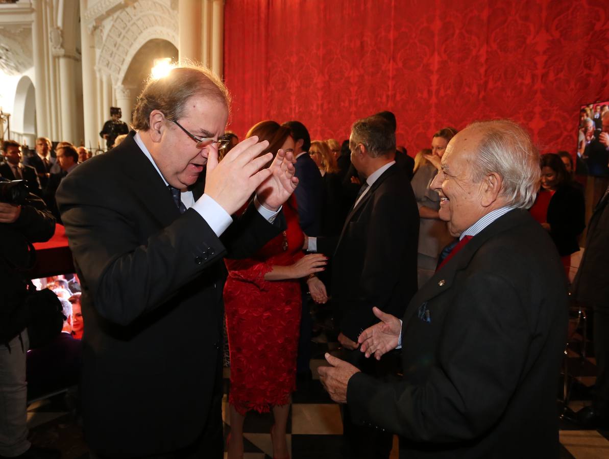 La iglesia del Monasterio de Santa Clara de Tordesillas ha sido el lugar elegido para el homenaje a los más de 470 procuradores que desde mayo de 1983 han trabajado en el hemiciclo regional