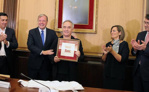 Ferrán Adriá recibe el Manjarín de Plata.