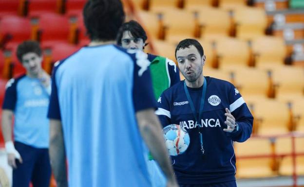 Diego Dorado, ayudante de Guijosa, durante el entrenamiento de este sábado en Cuenca.