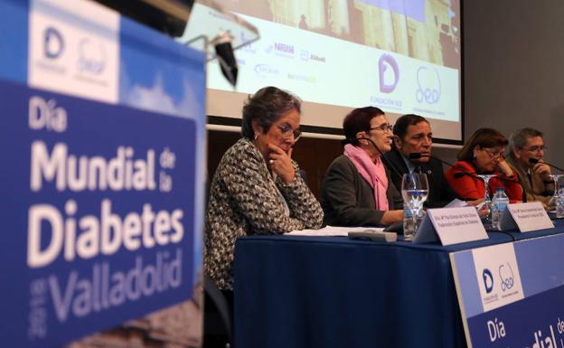 El consejero de Sanidad, Antonio María Sáez Aguado, inaugura la jornada del Día Mundial de la Diabetes.