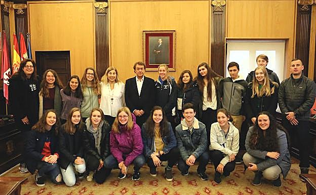 García-Prieto recibe a un grupo de alumnos de Búfalo de intercambio con el IES Padre Isla