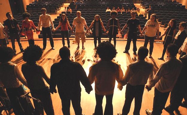 Un grupo de teatro prepara su obra. 