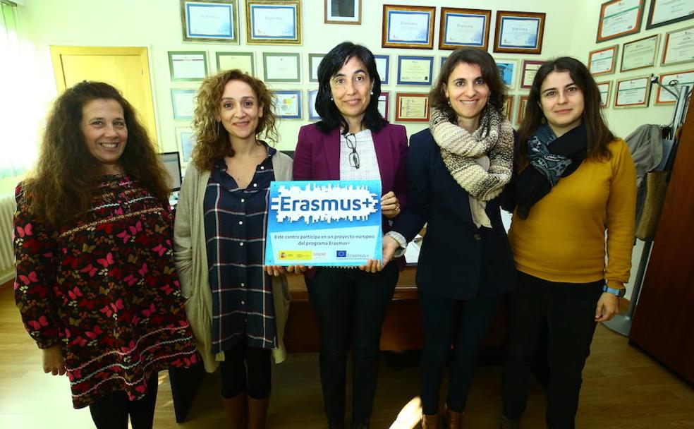 La directora del IES Álvaro Yáñez de Bembibre (León), Maite Fernández (C), junto a las componentes del proyecto ' Europe Smile'