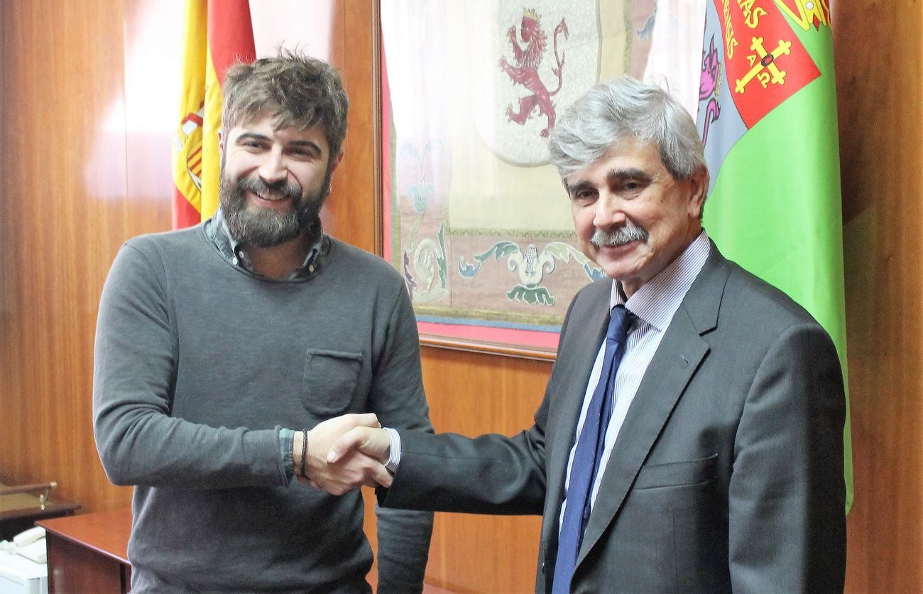 Un instante de la firma del acuerdo.