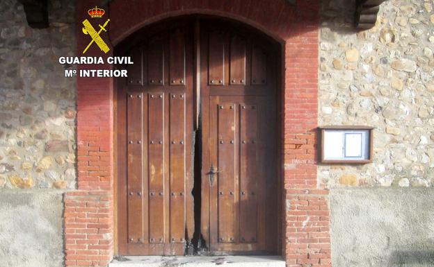 Imagen de la puerta quemada de la iglesia de Llamas de la Ribera.