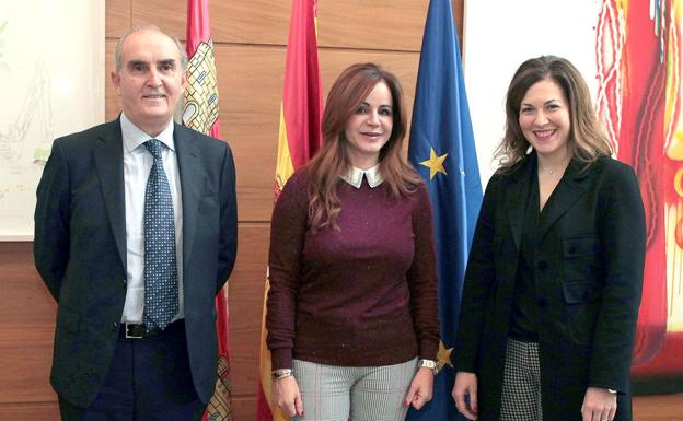 Ana Belén Casares toma posesión como adjunta al Procurador del Común. Junto a ella, la presidenta de las Cortes de Castilla y León, Silvia Clemente (C) y el Procurador del Común, Tomás Quintana.