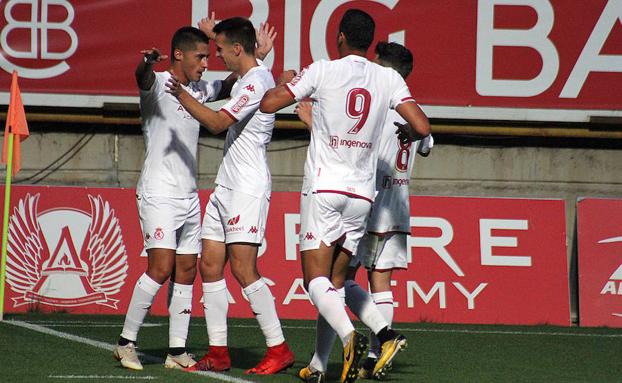 Los jugadores de la Cultural celebran un gol.