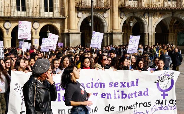 Manifestantes contra el sexismo en las aulas, en Salamanca.