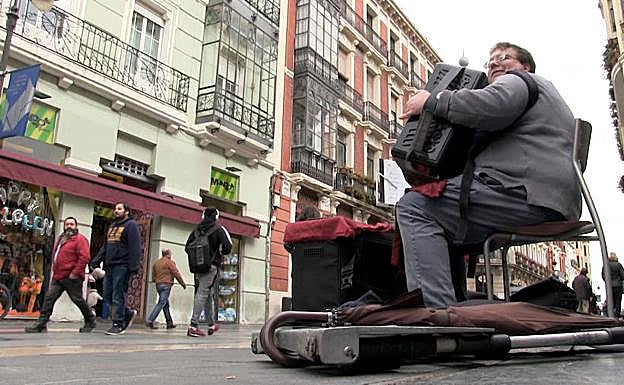 Imagen de archivo de Arty tocando en la calle Ancha.