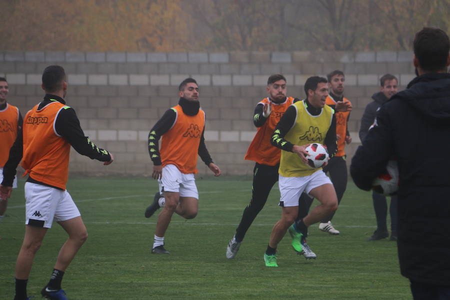 Fotos: Entrenamiento de la Cultural para preparar el derbi en Ponferrada