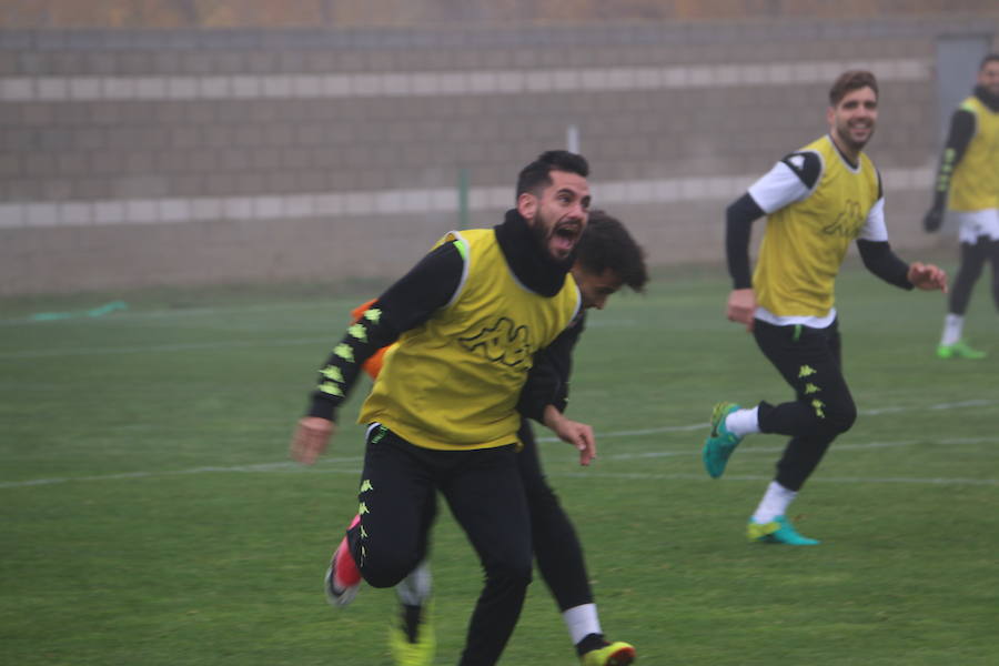 Fotos: Entrenamiento de la Cultural para preparar el derbi en Ponferrada