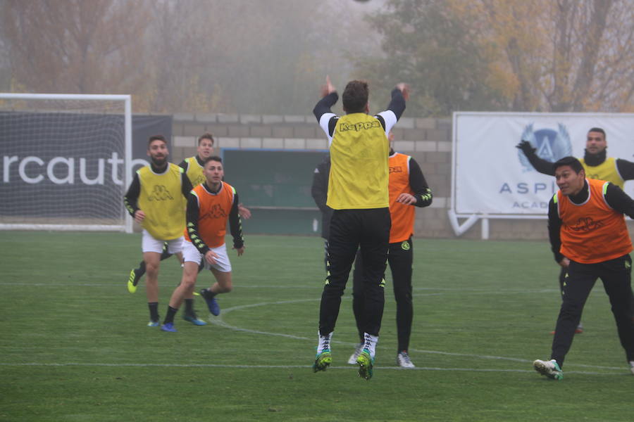 Fotos: Entrenamiento de la Cultural para preparar el derbi en Ponferrada