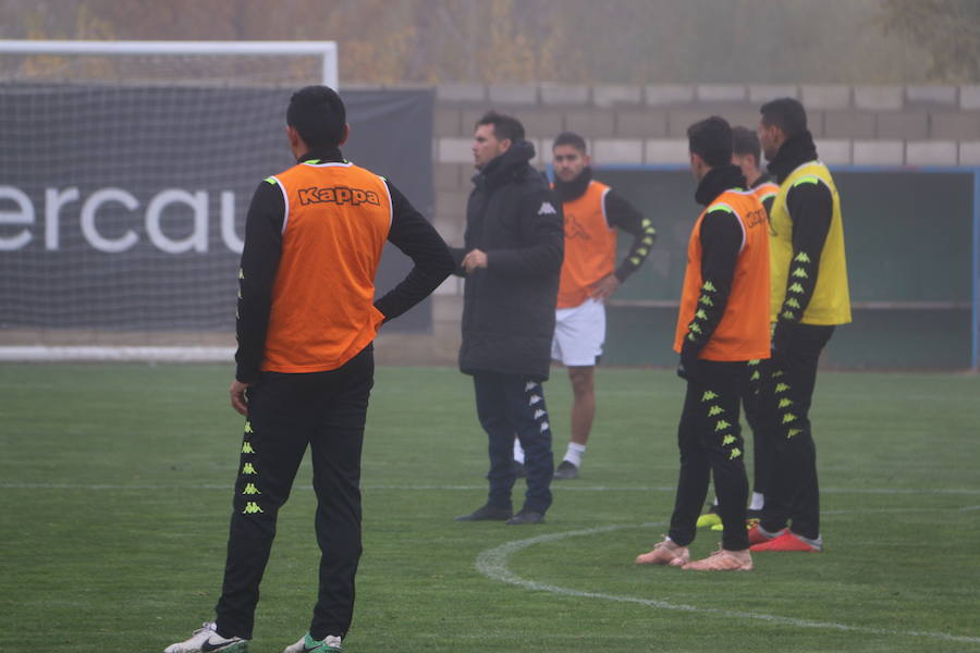 Fotos: Entrenamiento de la Cultural para preparar el derbi en Ponferrada