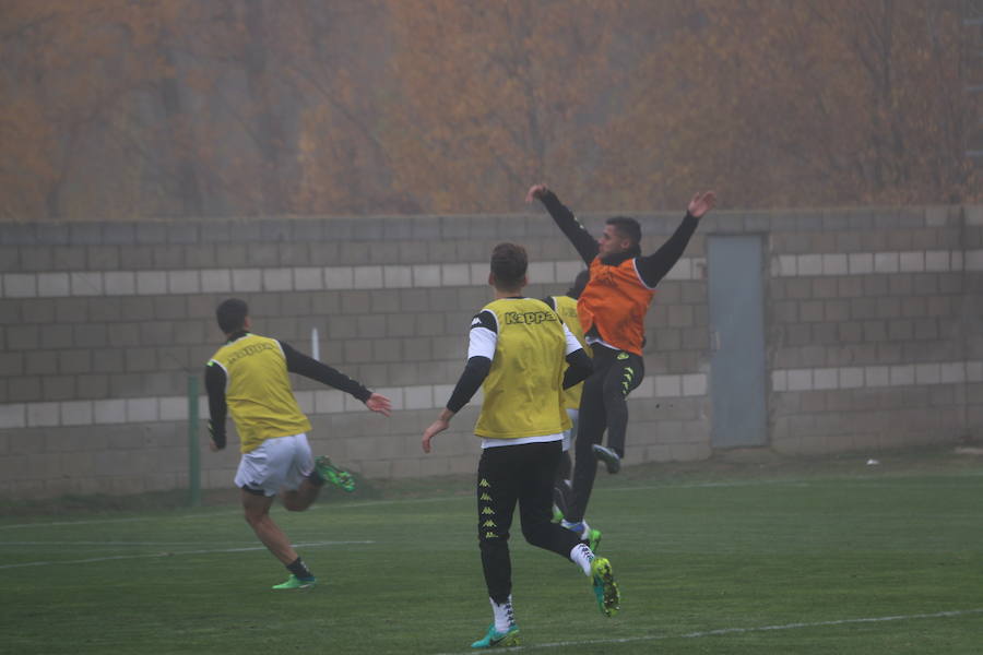 Fotos: Entrenamiento de la Cultural para preparar el derbi en Ponferrada