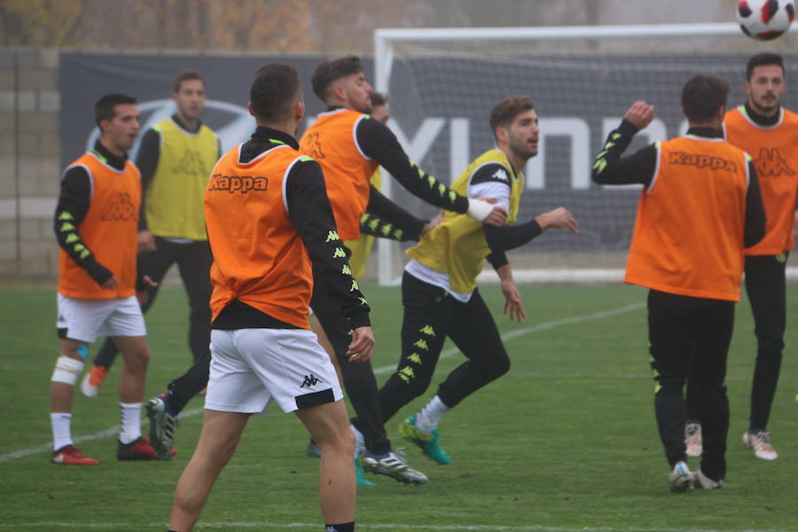 Fotos: Entrenamiento de la Cultural para preparar el derbi en Ponferrada