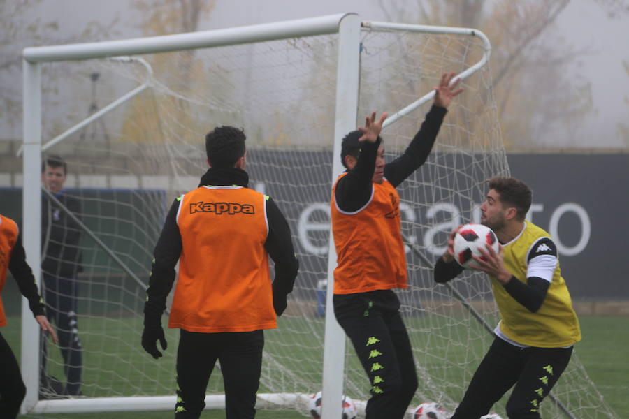 Fotos: Entrenamiento de la Cultural para preparar el derbi en Ponferrada