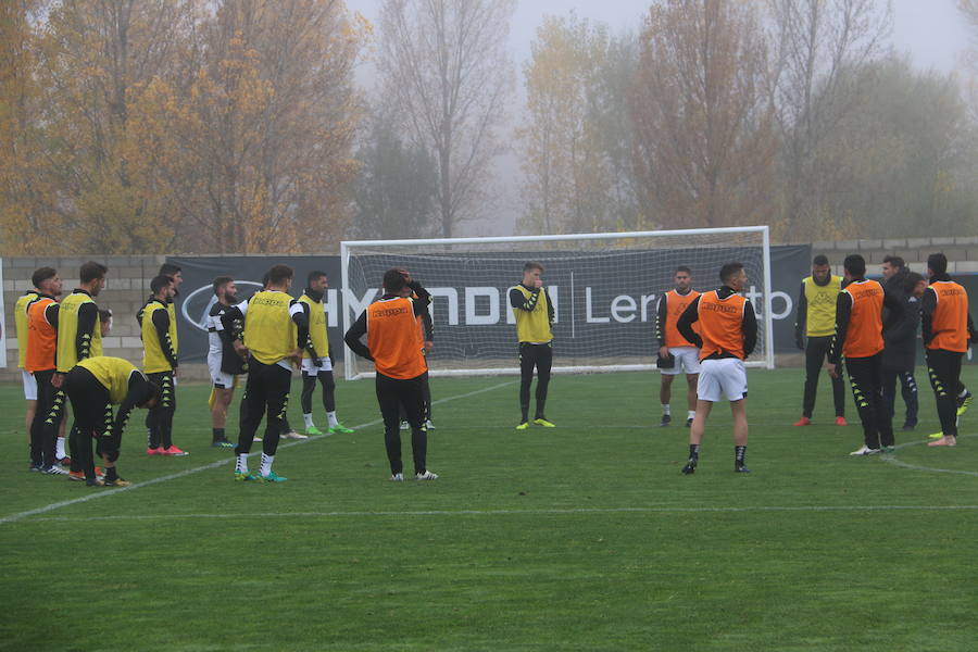 Fotos: Entrenamiento de la Cultural para preparar el derbi en Ponferrada