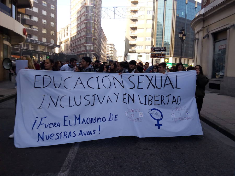 Fotos: Los estudiantes gritan en las calles de Ponferrada &#039;no&#039; al machismo en las aulas