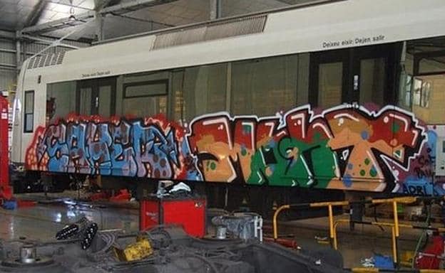 Tren pintado en reparación. 