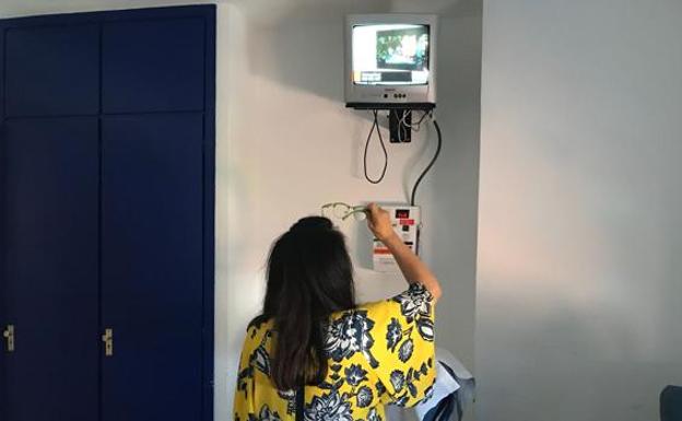 Televisión situada en una habitación de hospital.