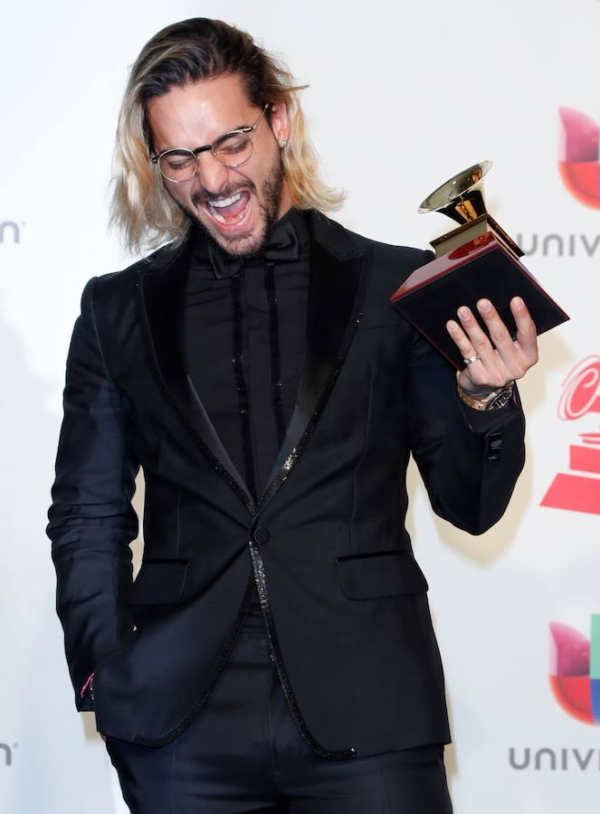 El cantante Maluma posa junto a su premio.
