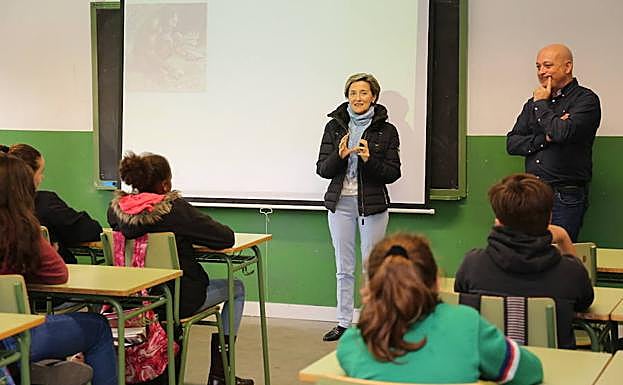 Ana Franco, concejala de Medio Ambiente, dando una charla en el colegio.