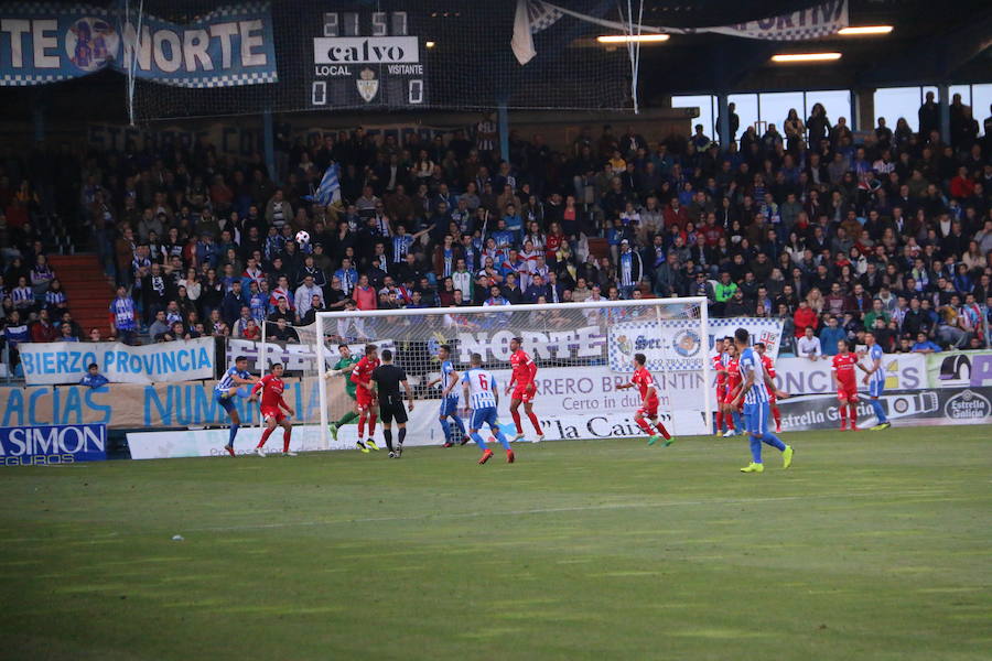 Fotos: Ambiente en las gradas de El Toralín