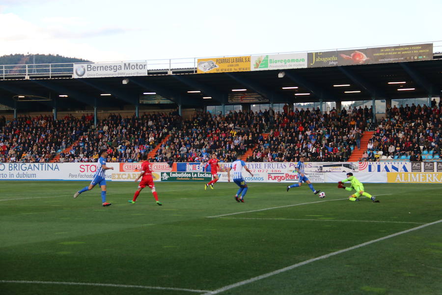 Fotos: Imágenes de la Orimera parte del derbi Ponferradina-Cultura I