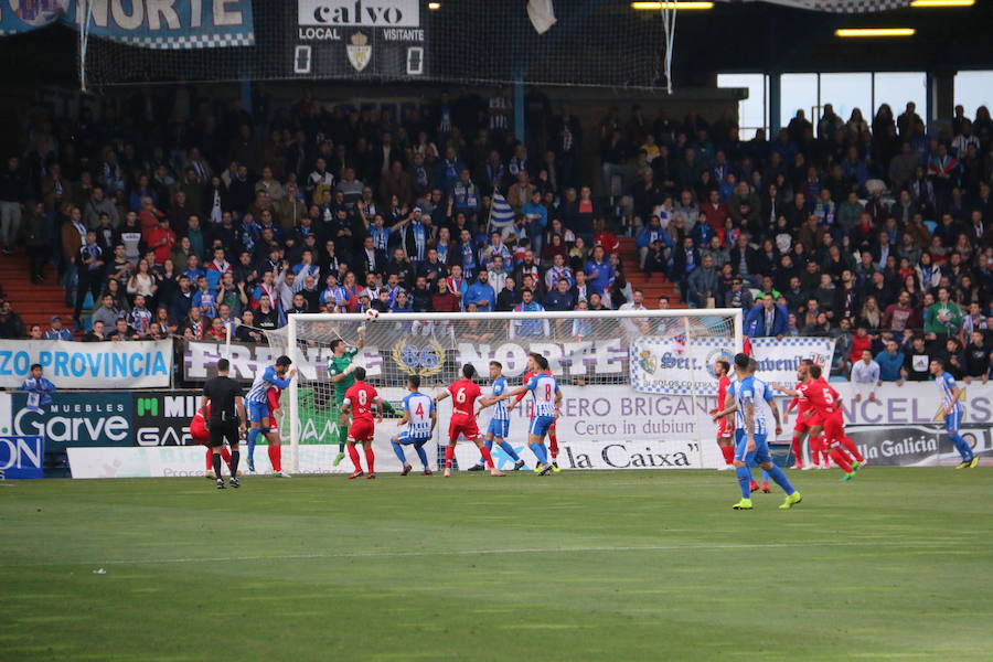 Fotos: Imágenes de la Orimera parte del derbi Ponferradina-Cultura I