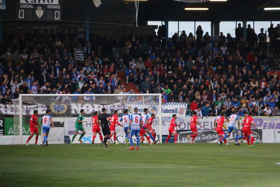 Fotos: Imágenes de la Orimera parte del derbi Ponferradina-Cultura I