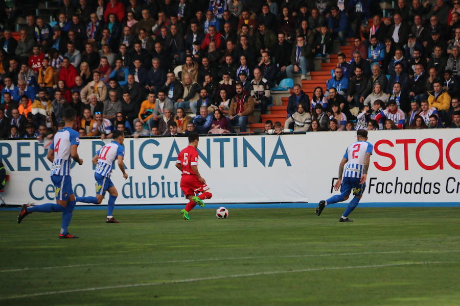 Fotos: Imágenes de la Orimera parte del derbi Ponferradina-Cultura I