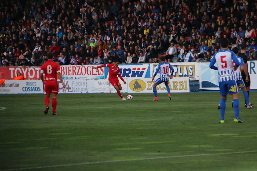 Fotos: Imágenes de la Orimera parte del derbi Ponferradina-Cultura I